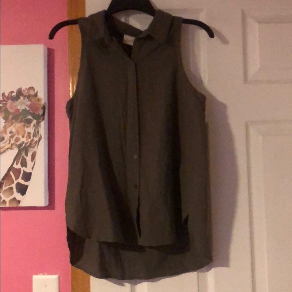 Junior’s Sleeveless Button Down Tank